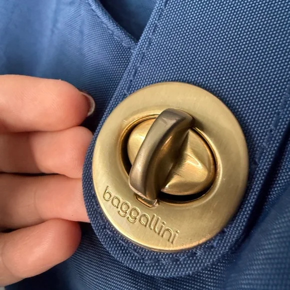 NWOT Baggallini Navy Crossbody Shoulder Bag with Turn-Lock Closure and Pouch - Picture 5 of 11